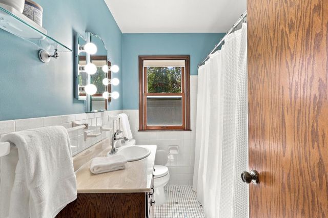 590 Valley Lane, Mendota Heights, MN 55118