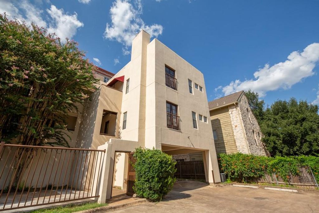 712 Graham PL 305, Austin, TX 78705