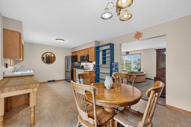 4432 Chesterfield Avenue, Rockford, IL 61109