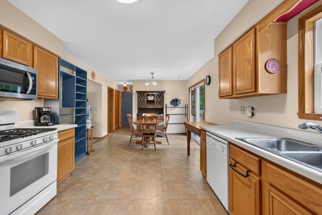4432 Chesterfield Avenue, Rockford, IL 61109