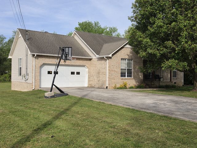 201 Steeplechase Dr, Smithville, TN 37166