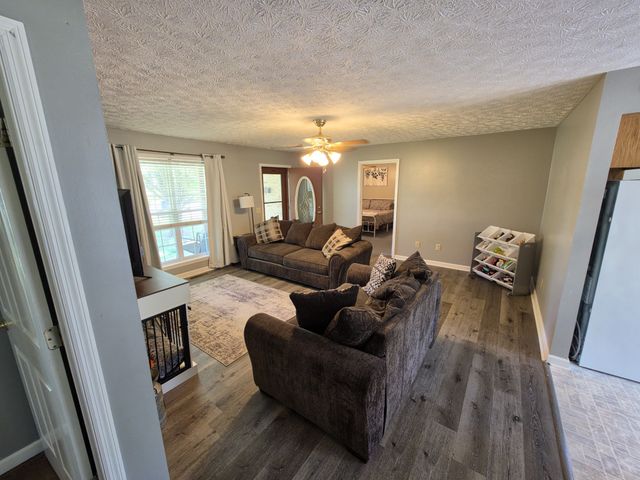 201 Steeplechase Dr, Smithville, TN 37166