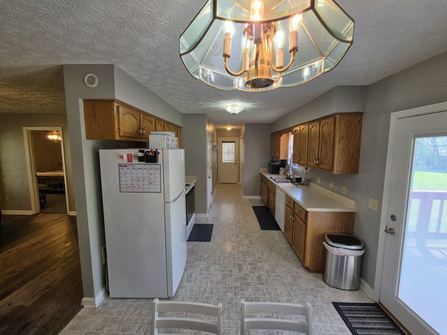 201 Steeplechase Dr, Smithville, TN 37166