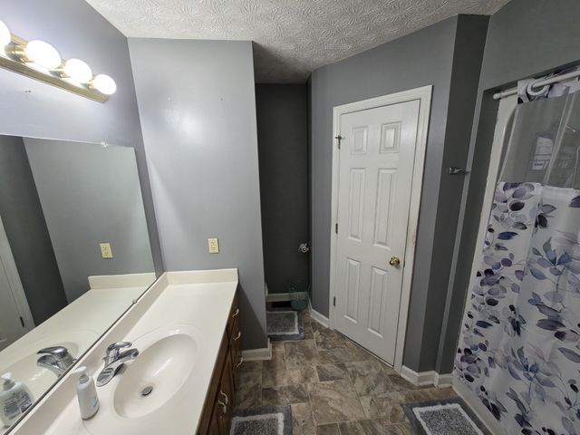 201 Steeplechase Dr, Smithville, TN 37166