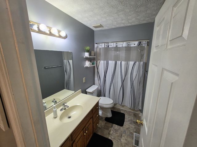 201 Steeplechase Dr, Smithville, TN 37166