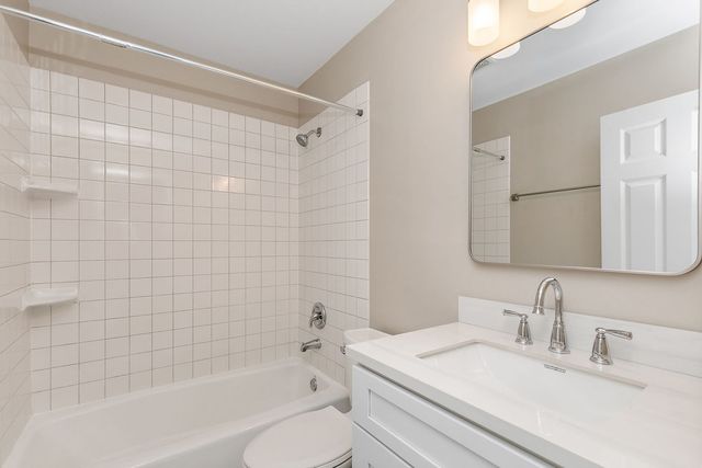 4025 Peartree Drive, Lake In The Hills, IL 60156