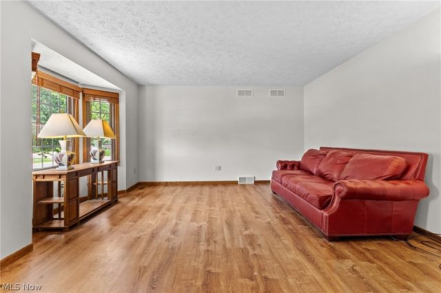2411 Otterbin Street, Louisville, OH 44641