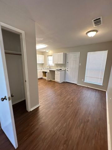 441 Signal Hill Court N 443, Fort Worth, TX 76112