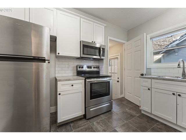 900 W 16TH St, Vancouver, WA 98660