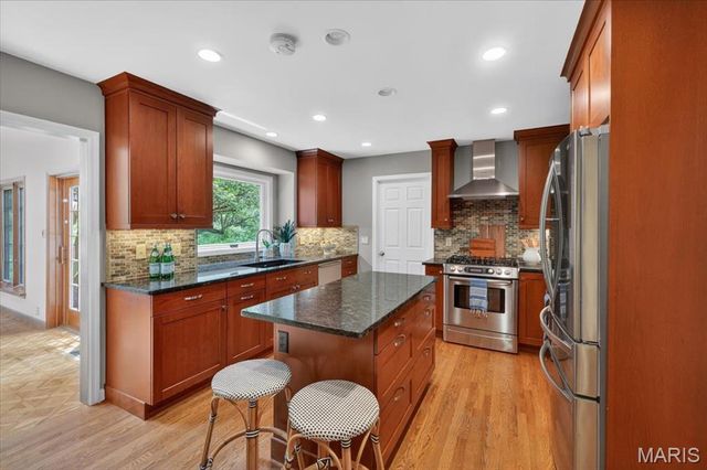 800 Bridlebrook Lane, Kirkwood, MO 63122