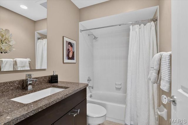 800 Bridlebrook Lane, Kirkwood, MO 63122