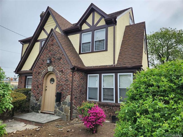 21 Nassau Place, Hempstead, NY 11550