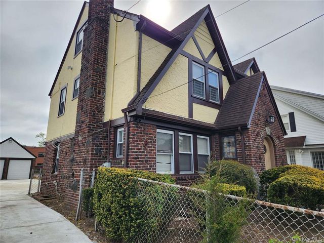 21 Nassau Place, Hempstead, NY 11550