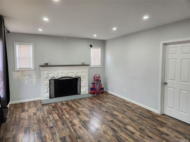 21 Nassau Place, Hempstead, NY 11550