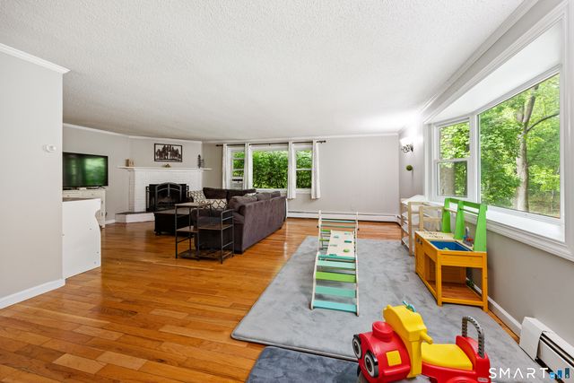 825 Neipsic Road, Glastonbury, CT 06033