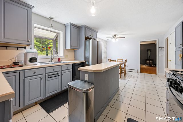 825 Neipsic Road, Glastonbury, CT 06033