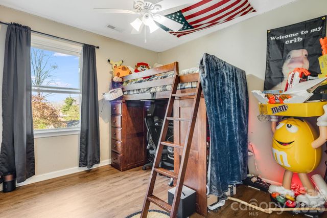 99 S Rowe Road, Hendersonville, NC 28792