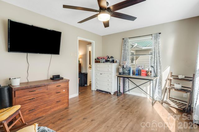 99 S Rowe Road, Hendersonville, NC 28792