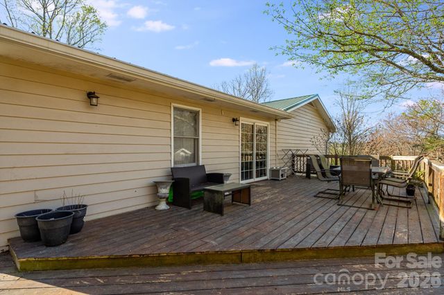 99 S Rowe Road, Hendersonville, NC 28792