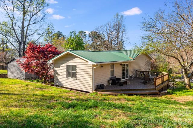99 S Rowe Road, Hendersonville, NC 28792