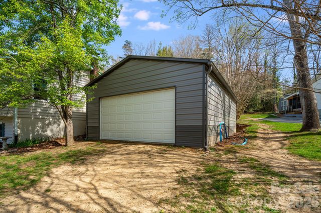 99 S Rowe Road, Hendersonville, NC 28792