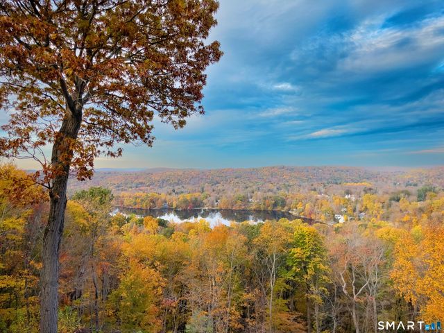 10 Hillcrest Court, Ridgefield, CT 06877