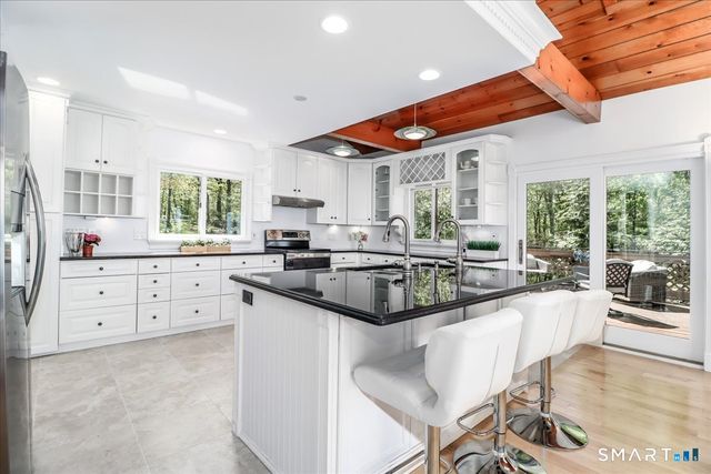 10 Hillcrest Court, Ridgefield, CT 06877