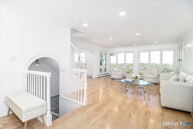 10 Hillcrest Court, Ridgefield, CT 06877