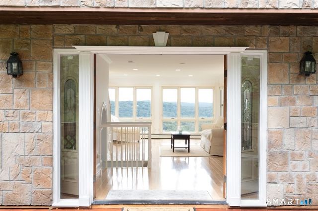 10 Hillcrest Court, Ridgefield, CT 06877