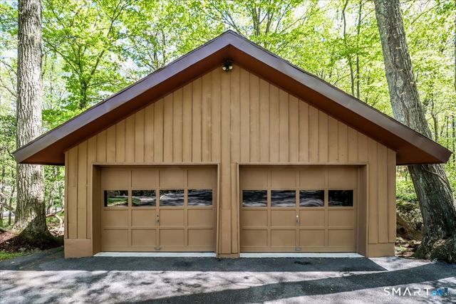 10 Hillcrest Court, Ridgefield, CT 06877