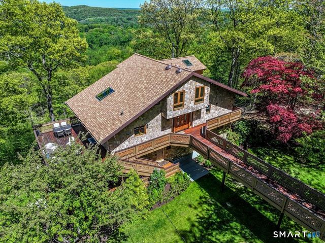 10 Hillcrest Court, Ridgefield, CT 06877