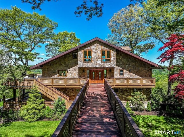 10 Hillcrest Court, Ridgefield, CT 06877