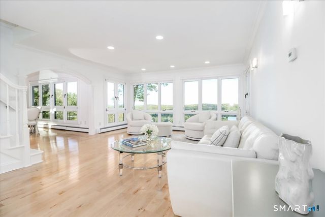 10 Hillcrest Court, Ridgefield, CT 06877