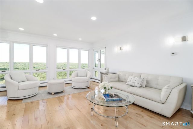 10 Hillcrest Court, Ridgefield, CT 06877