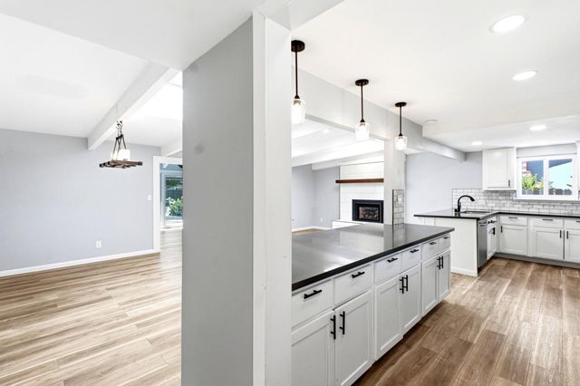 6860 Pocket Rd, Sacramento, CA 95831