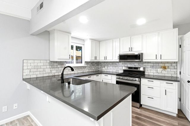6860 Pocket Rd, Sacramento, CA 95831
