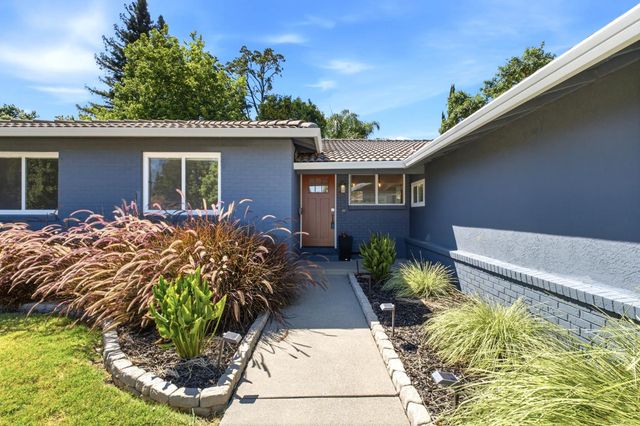 6860 Pocket Rd, Sacramento, CA 95831