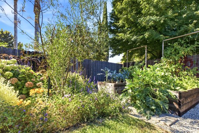 6860 Pocket Rd, Sacramento, CA 95831