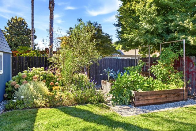 6860 Pocket Rd, Sacramento, CA 95831