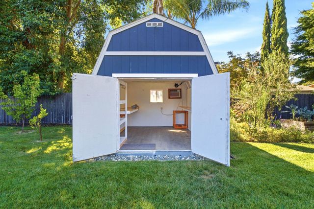 6860 Pocket Rd, Sacramento, CA 95831