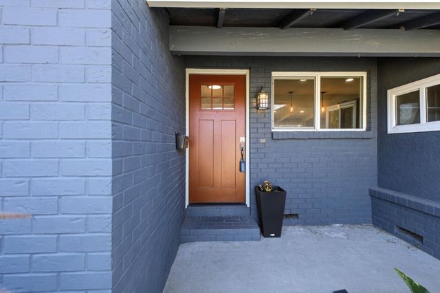 6860 Pocket Rd, Sacramento, CA 95831