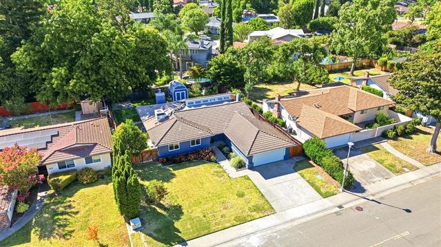 6860 Pocket Rd, Sacramento, CA 95831