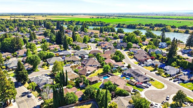 6860 Pocket Rd, Sacramento, CA 95831