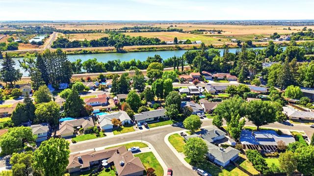 6860 Pocket Rd, Sacramento, CA 95831