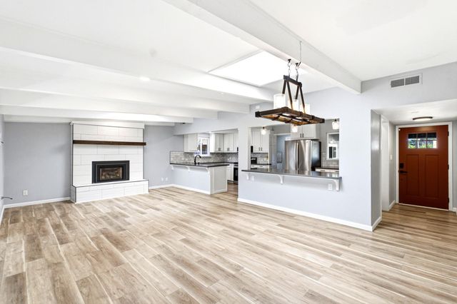 6860 Pocket Rd, Sacramento, CA 95831