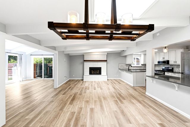 6860 Pocket Rd, Sacramento, CA 95831