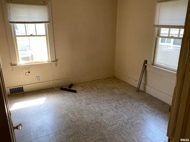 403 W CHERRY Street, Carbondale, IL 62901