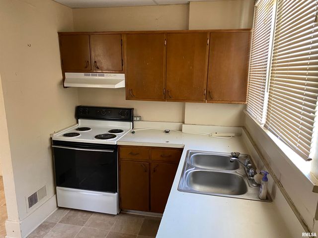 403 W CHERRY Street, Carbondale, IL 62901