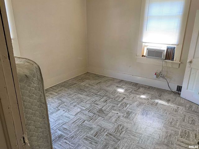 403 W CHERRY Street, Carbondale, IL 62901