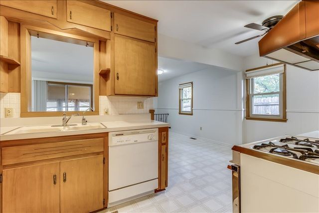 901 N El Paso Dr, Derby, KS 67037